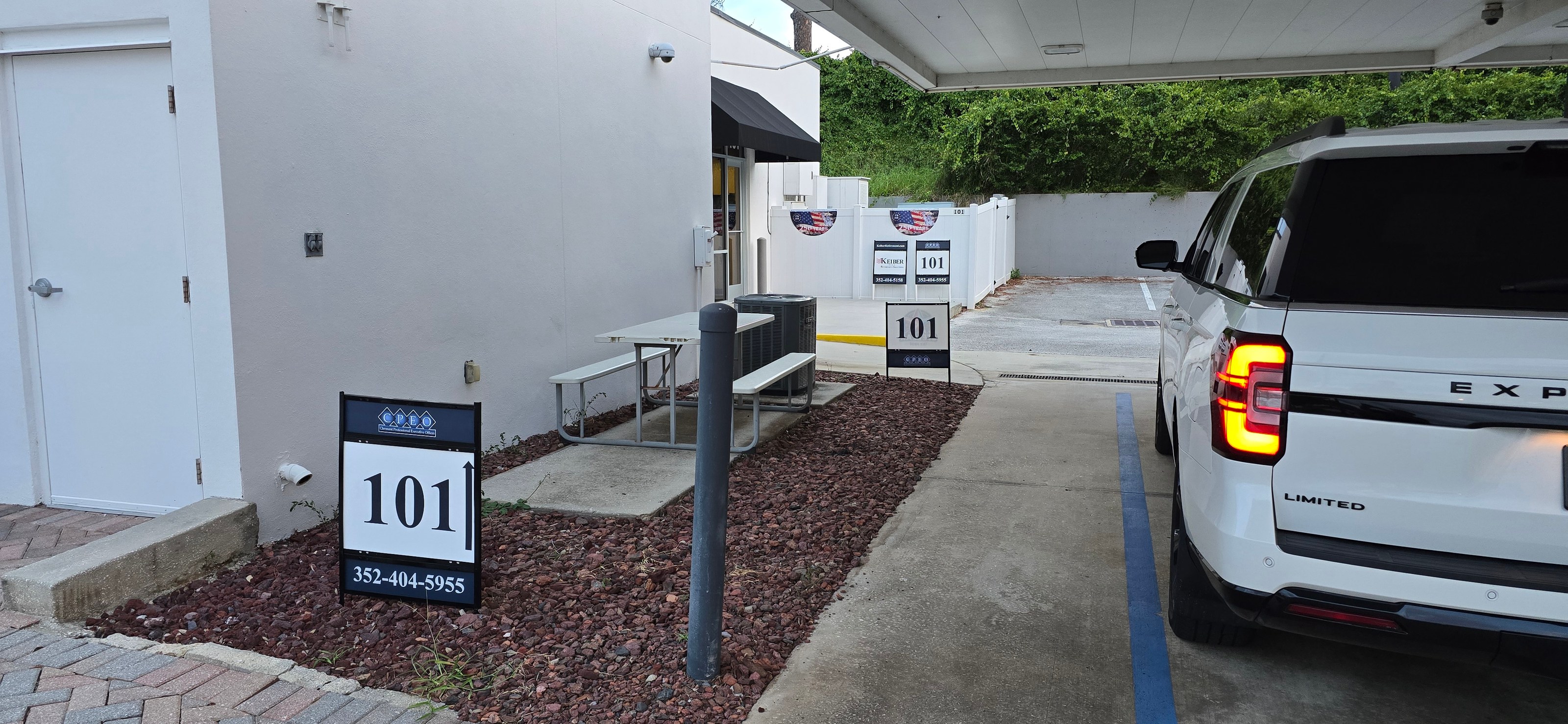 Walking up to the entrance from the parking lot, with the 101 signs and arrow pointing the way